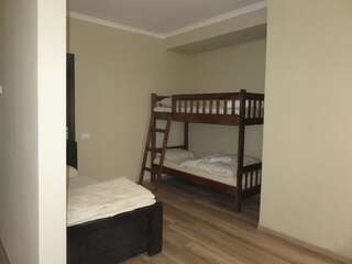 Хостелы Maluano Кутаиси Односпальная кровать в общем номере с 4 кроватями-4